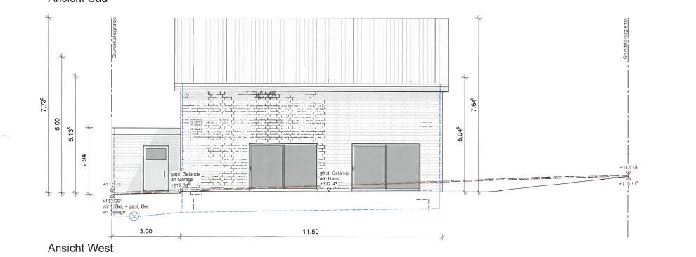 Ansicht West eines modernen Hauses mit Steinfassade und großen Glas-Schiebetüren.