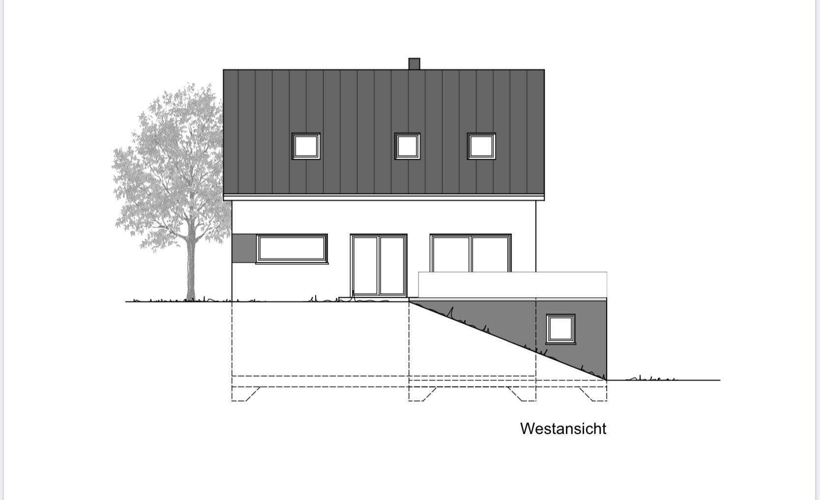 Westansicht eines zweigeschossigen Hauses mit Satteldach, Terrasse und Kellergeschoss am Hang.