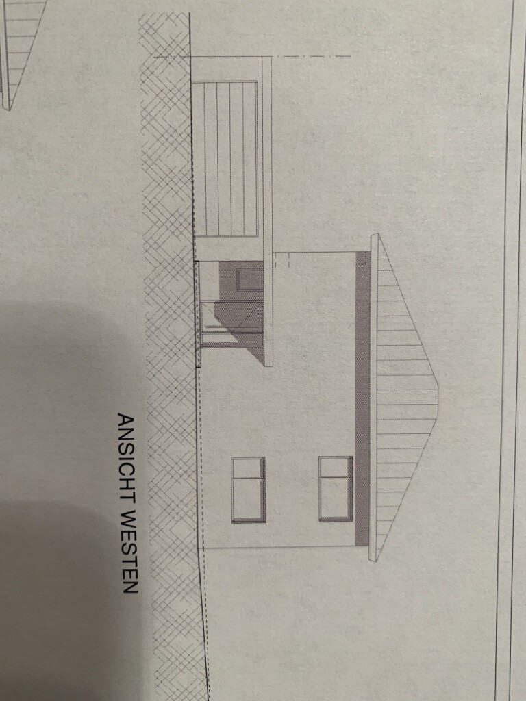 Westansicht eines zweigeschossigen Hauses mit Satteldach, Fensterfronten und Eingangsvorbau.