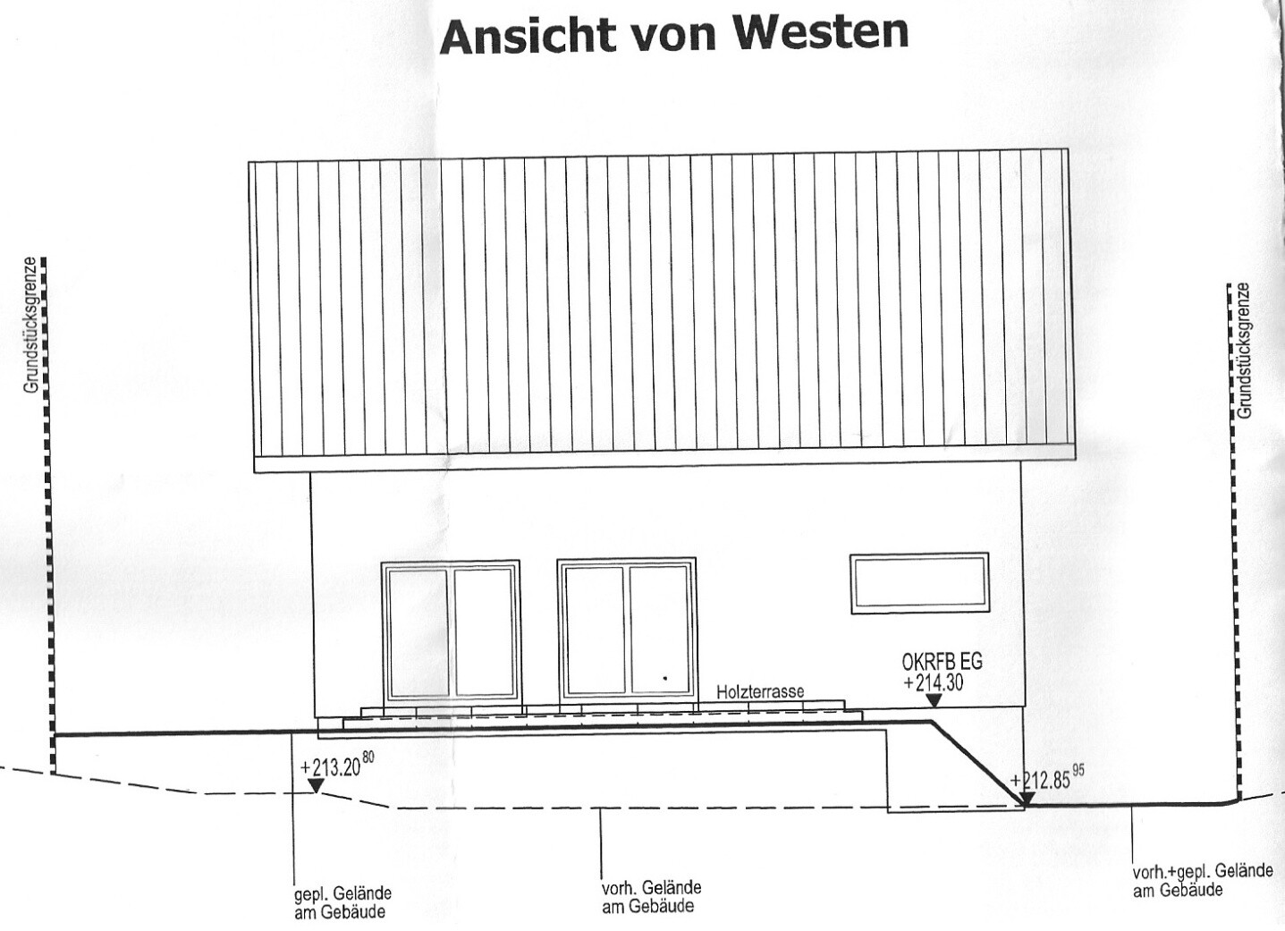 Westansicht eines Hauses mit langem Dach, Holzterrasse und Glastüren.