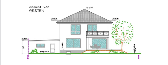 Ansicht von Westen: zweistöckiges Haus mit Balkon, Terrasse, Garage links, Baum rechts.