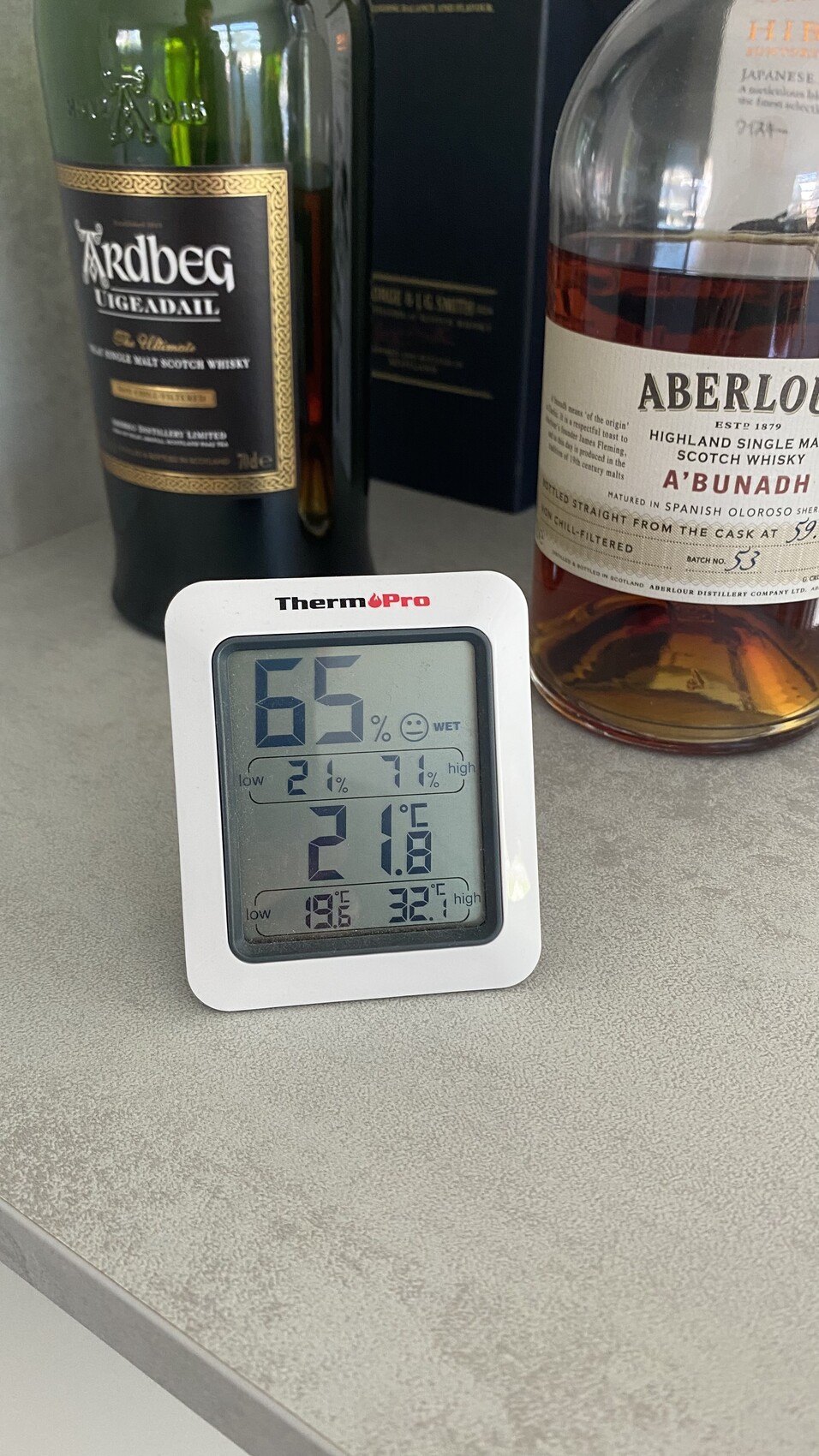 Whiskeyflaschen und Thermometer auf einer Küchenarbeitsplatte