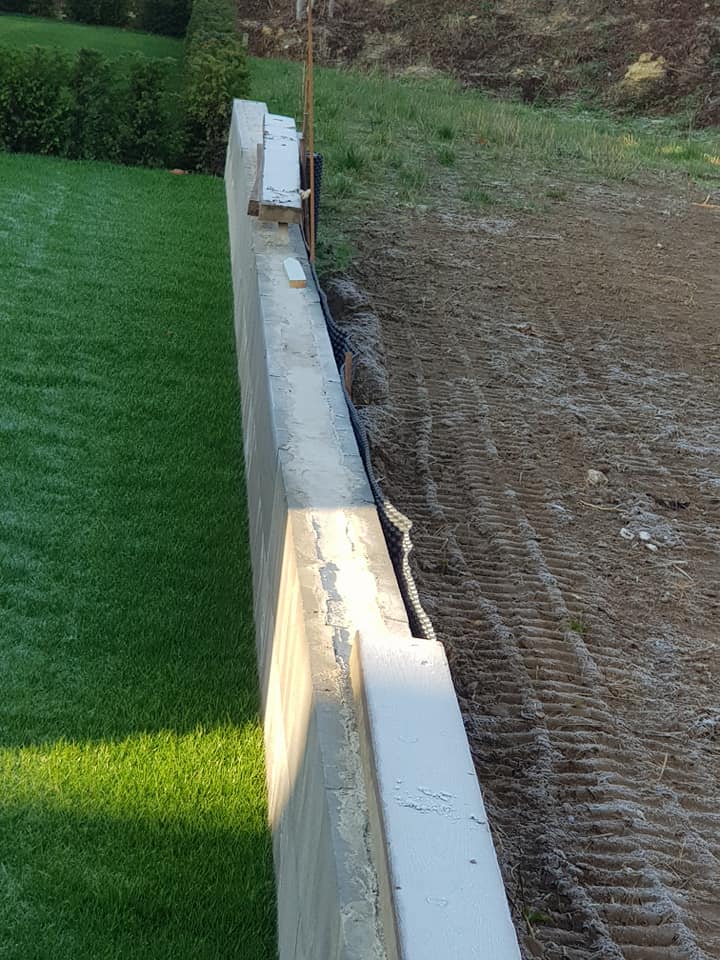 wie-eine-mauer-aus-schalungssteinen-verputzen-322871-1.jpg