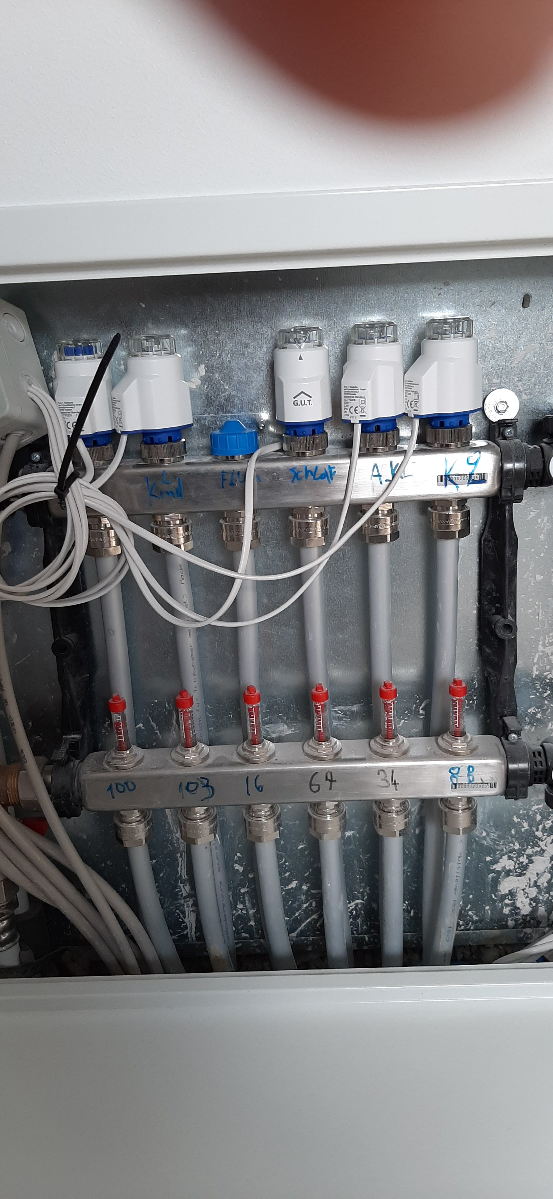wie-erkennen-ob-fbh-laeuft-err-noch-ohne-thermostatabdeckung-419069-2.jpg