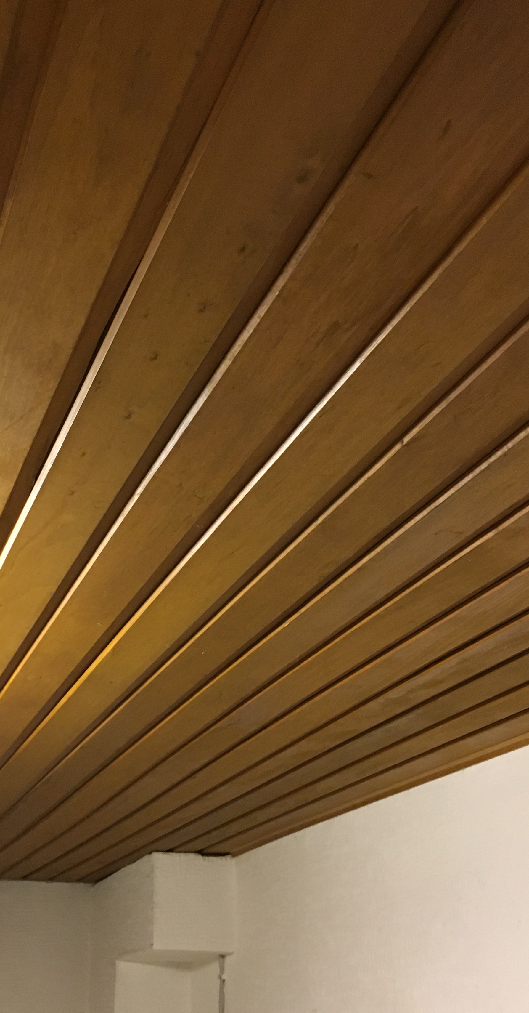wie-holzdecke-weiss-streichen-163886-1.JPG