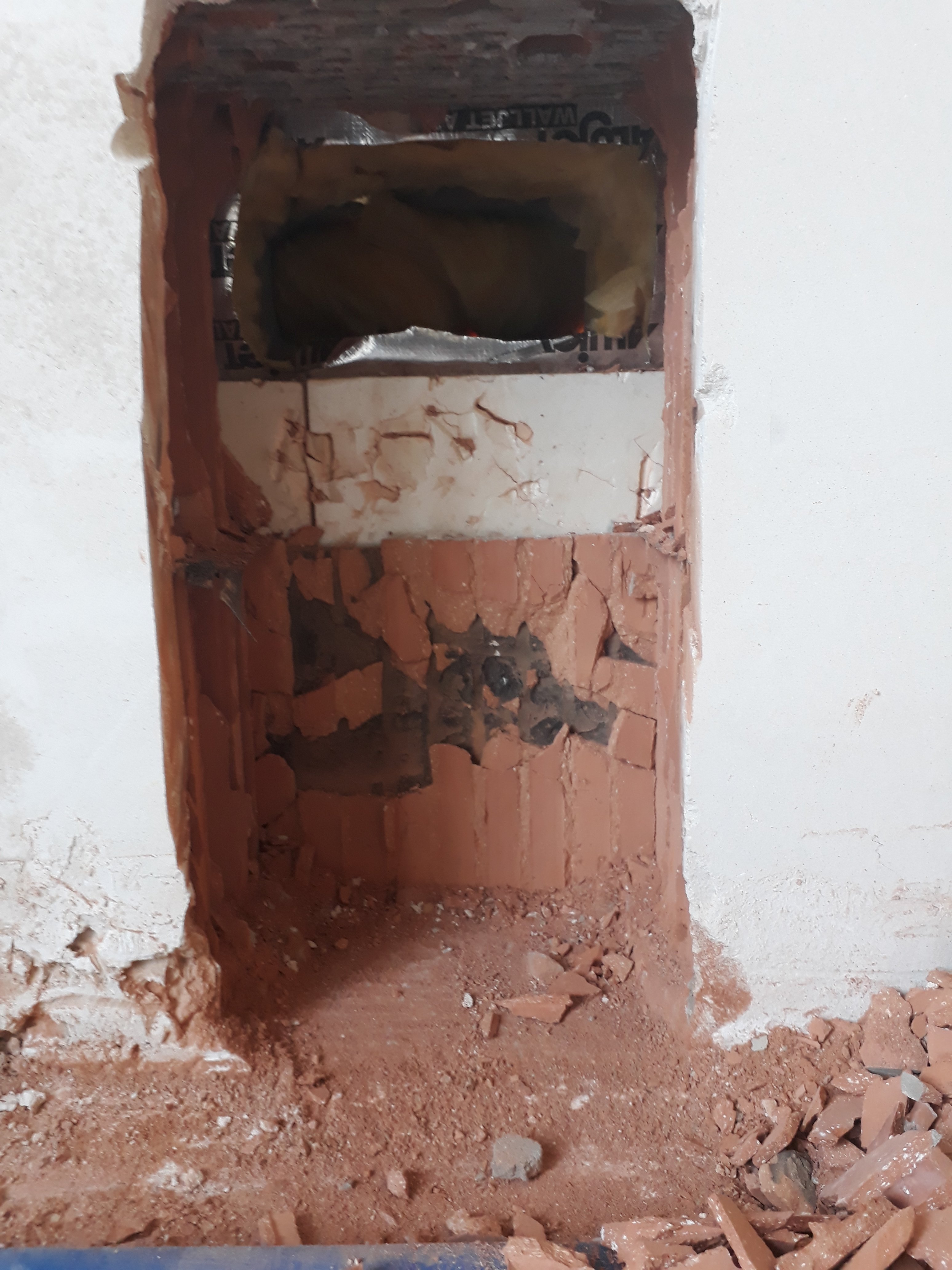 wie-loch-fuer-mauerkasten-schliessen-415572-2.jpg