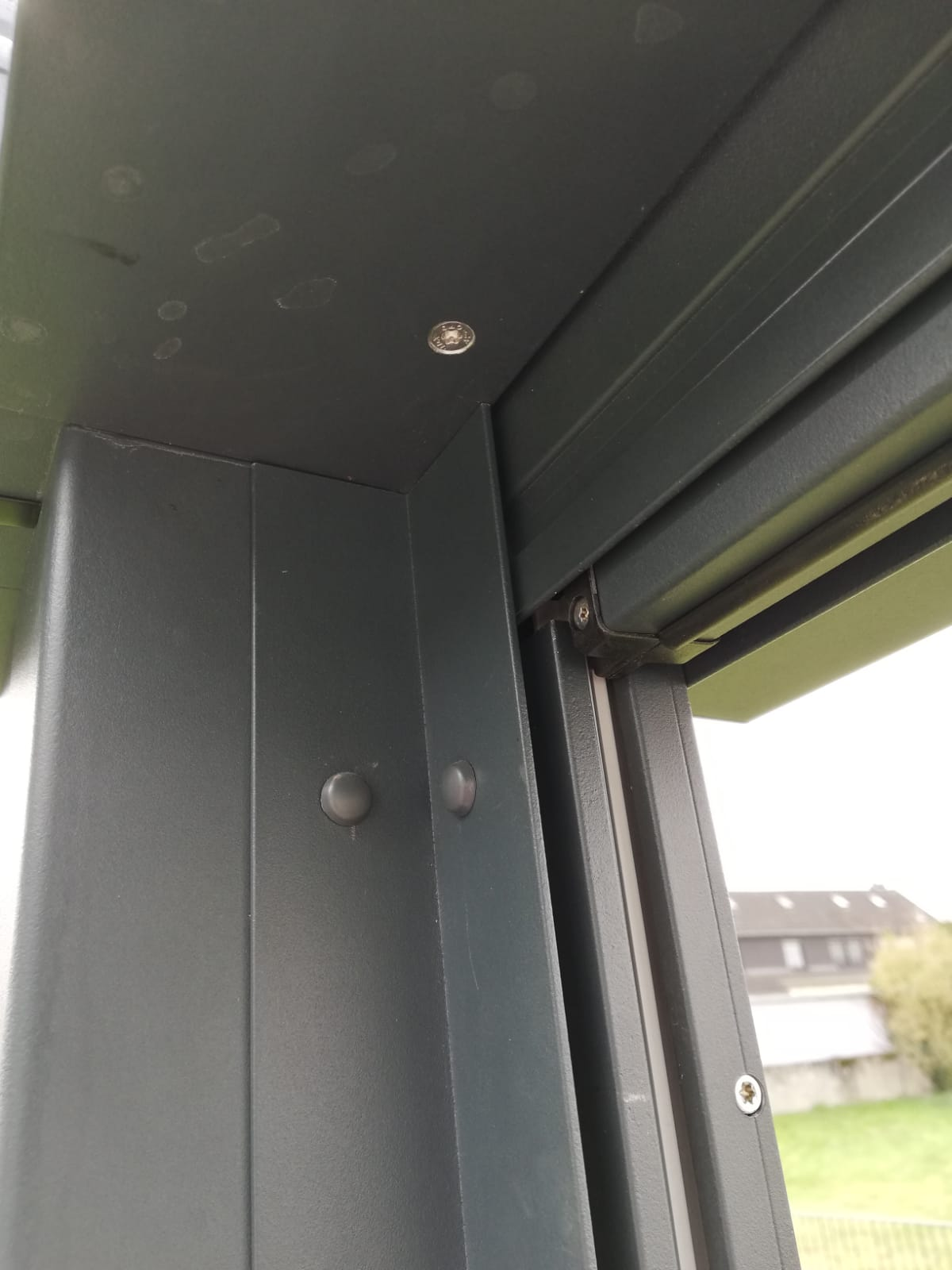 wie-seitenmarkise-an-terrassenueberdachung-befestigen-385369-1.png