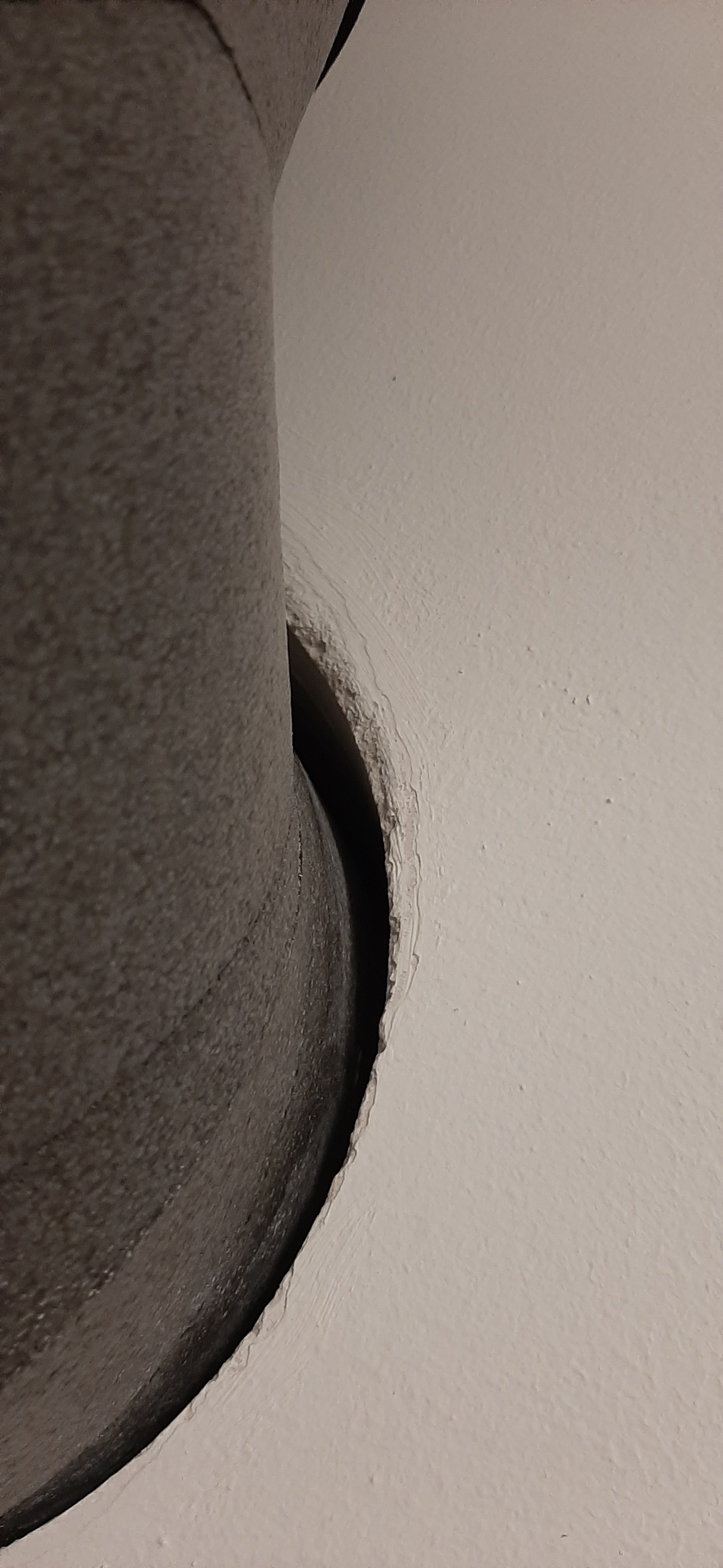 wie-spalt-bei-kernbohrung-zwischen-lueftungsrohr-und-wand-schliessen-460807-2.jpg