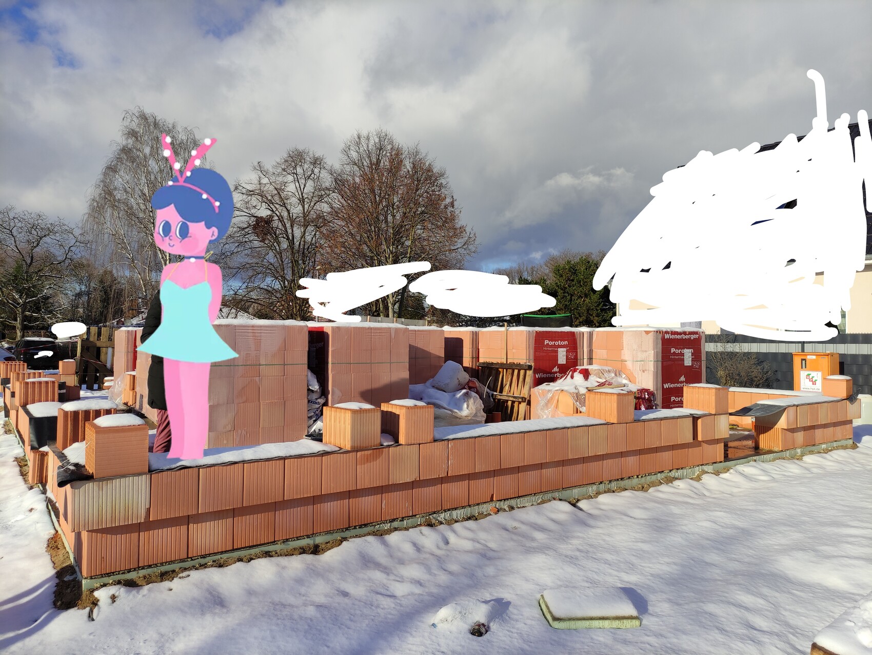 Baustelle mit gestapelten Ziegeln, Schnee; pinkfarbige Cartoon-Figur mit blauer Haarpracht vorne.