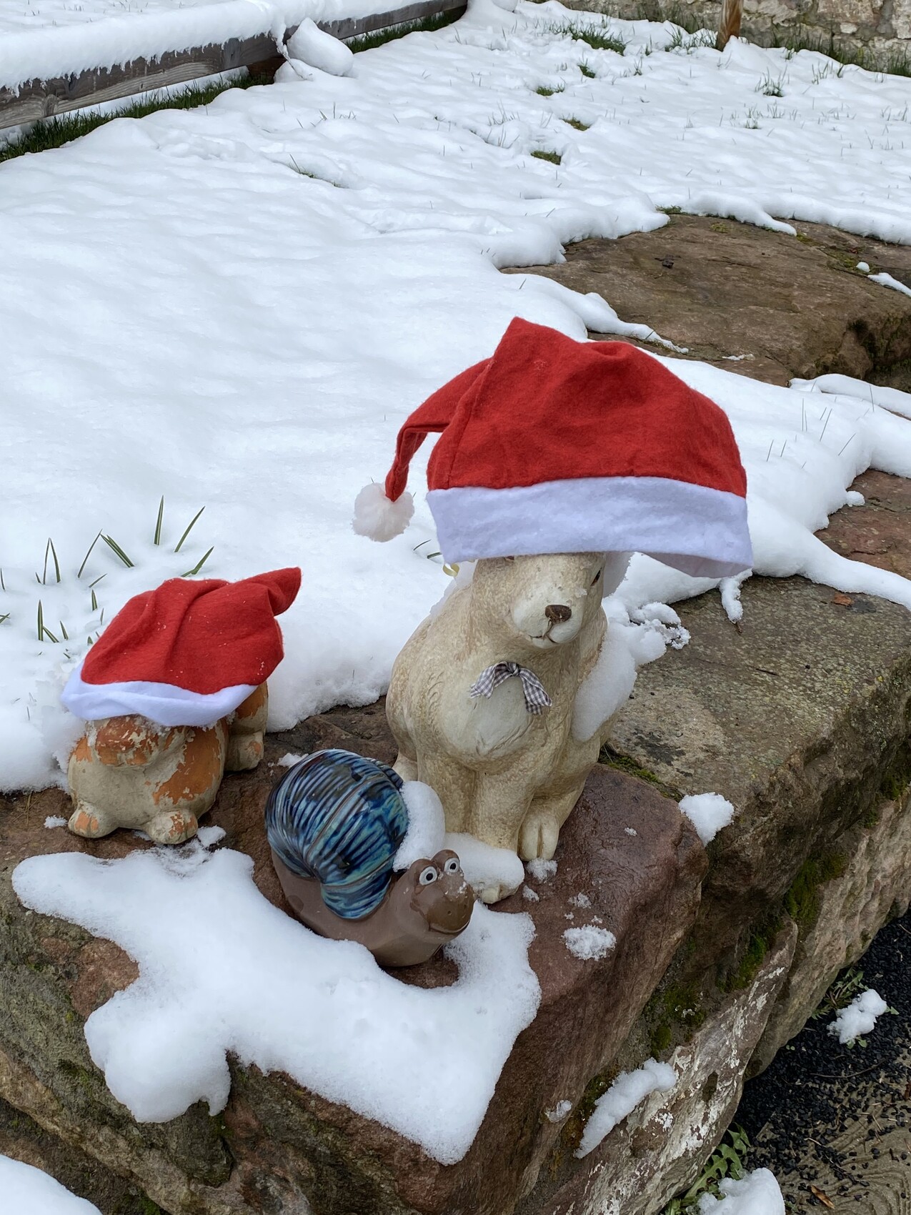 winterlicher-garten-mit-weihnachtsdeko-figuren.jpeg