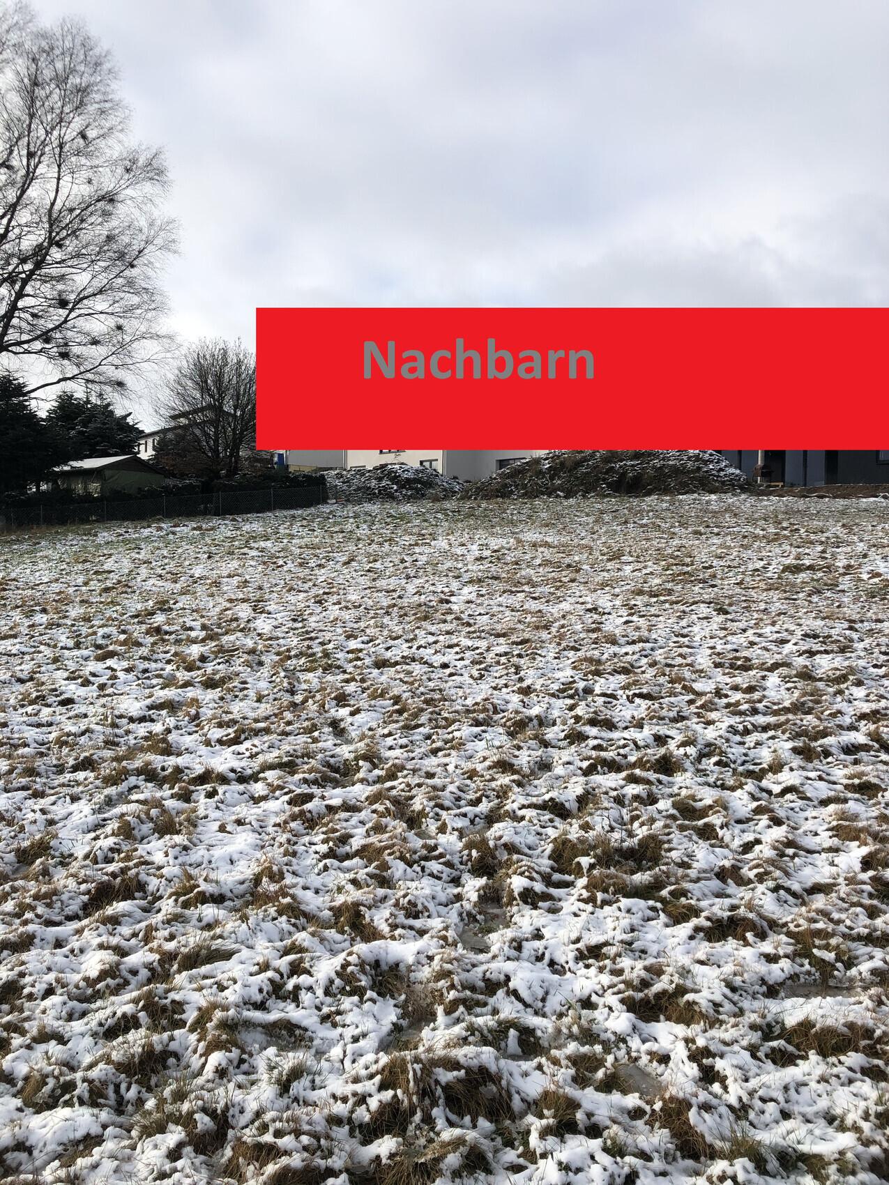 Winterliche, schneebedeckte Feldfläche vor Häusern; roter Banner mit 'Nachbarn' verdeckt die Mitte.