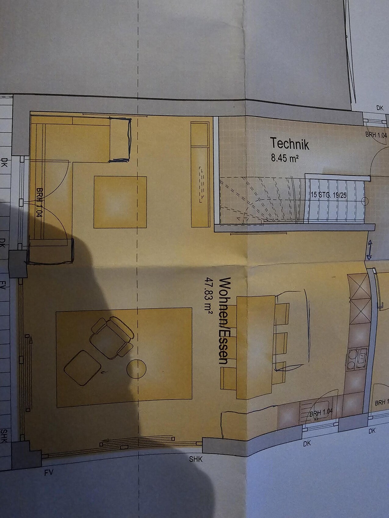 Grundriss eines Wohn-/Essbereichs mit Sofa, Esstisch, Küchenzeile, Technikraum und Treppe