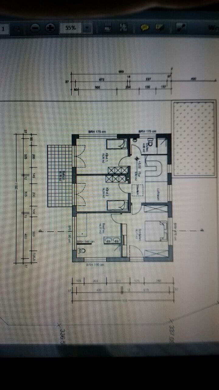 Grundriss eines Wohnhauses mit mehreren Zimmern, Türen und Terrasse.