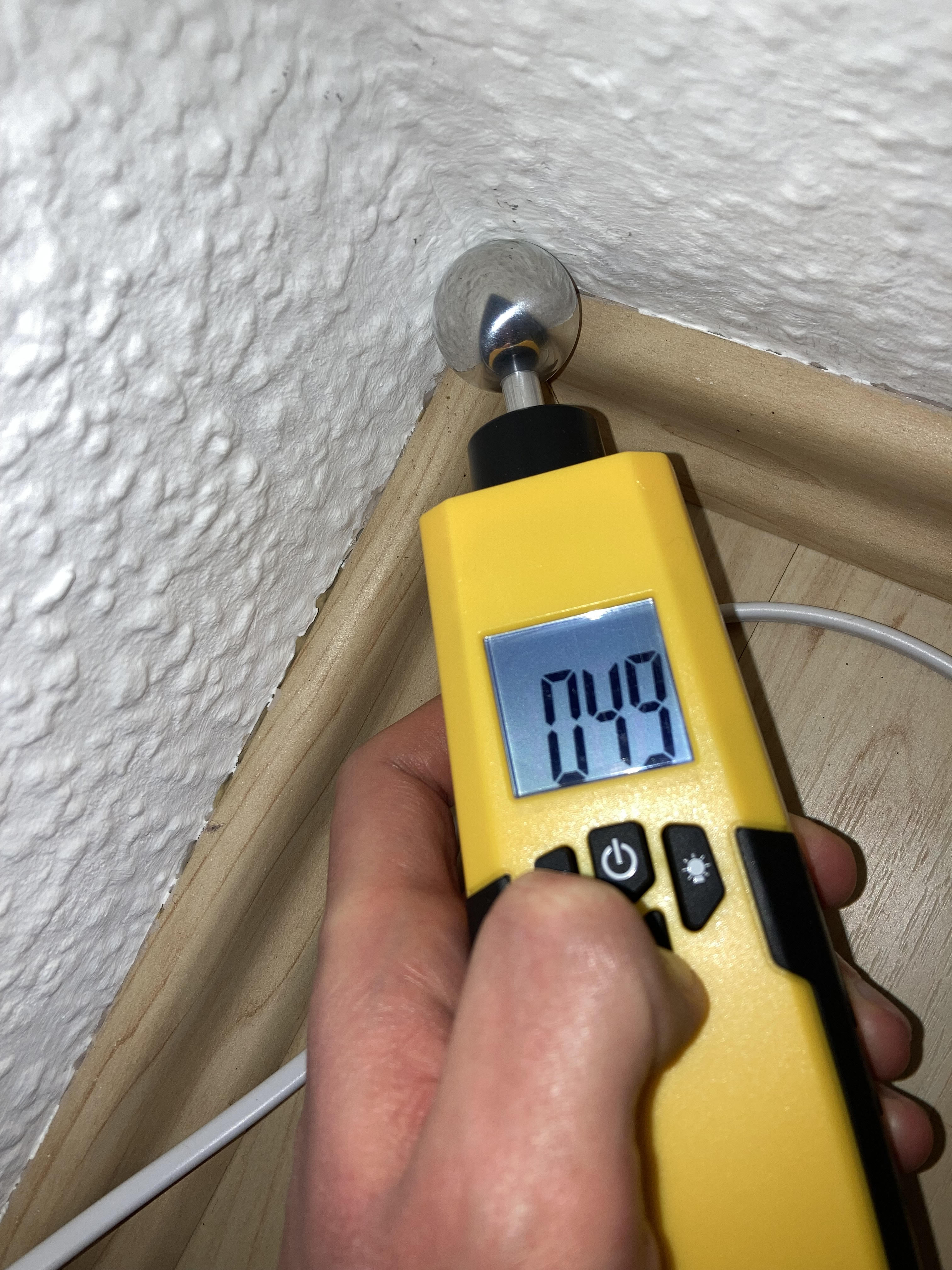 Wohnzimmer dieselbe Außenwand wie Schlafzimmer, aber nicht angrenzend mit dem Schlafzimmer.jpg