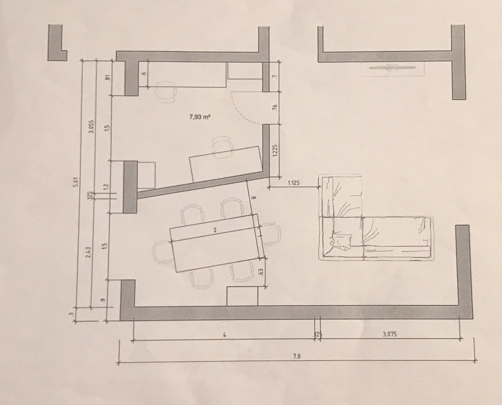 Grundriss eines Wohnzimmers mit Esstisch, Stühlen und Ecksofa