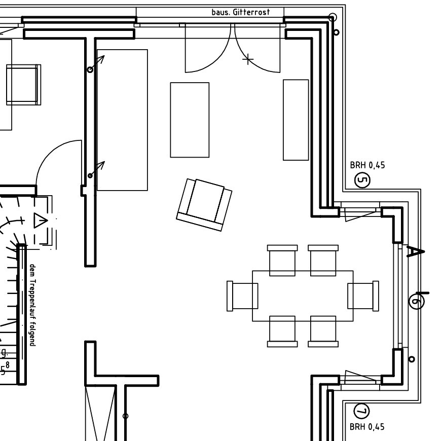 Grundrissplan: Wohnzimmer mit Esstisch, Stühlen und Sofa im offenen Bereich.