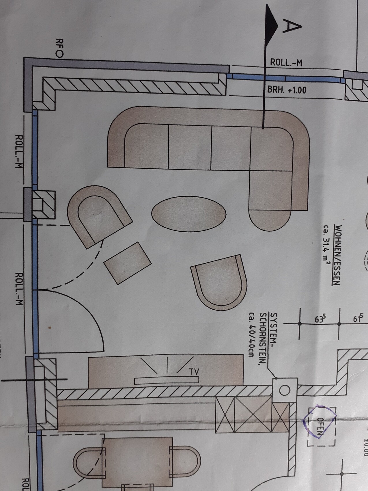 Grundriss eines Wohnzimmers mit U-förmiger Couch, ovalem Couchtisch, Sessel, TV-Bereich und Türöffnung