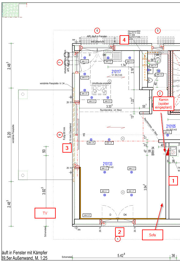 Grundriss eines Wohnzimmers mit Sofa, TV; Kamin (später eingeplant) und Maße; Marker kennzeichnen Bereiche.