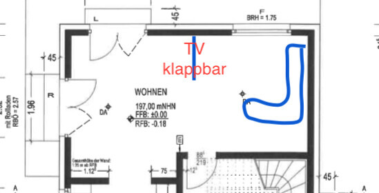 Grundriss eines Wohnzimmers mit klappbarem Fernseher an der rechten Wand; Treppe unten rechts.