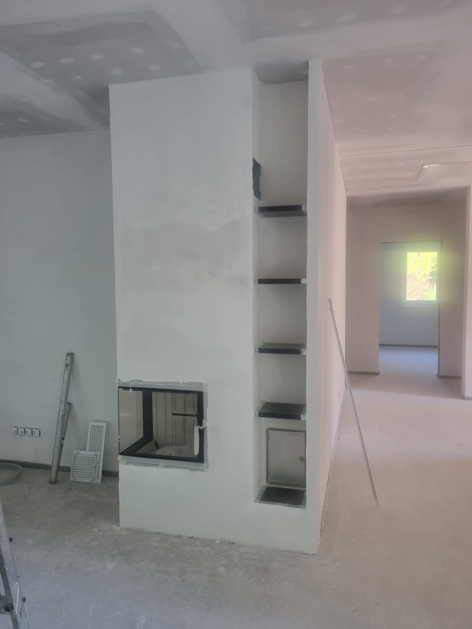 wohnzimmer-kamin-einbau-helle-wandoberflaeche.jpg