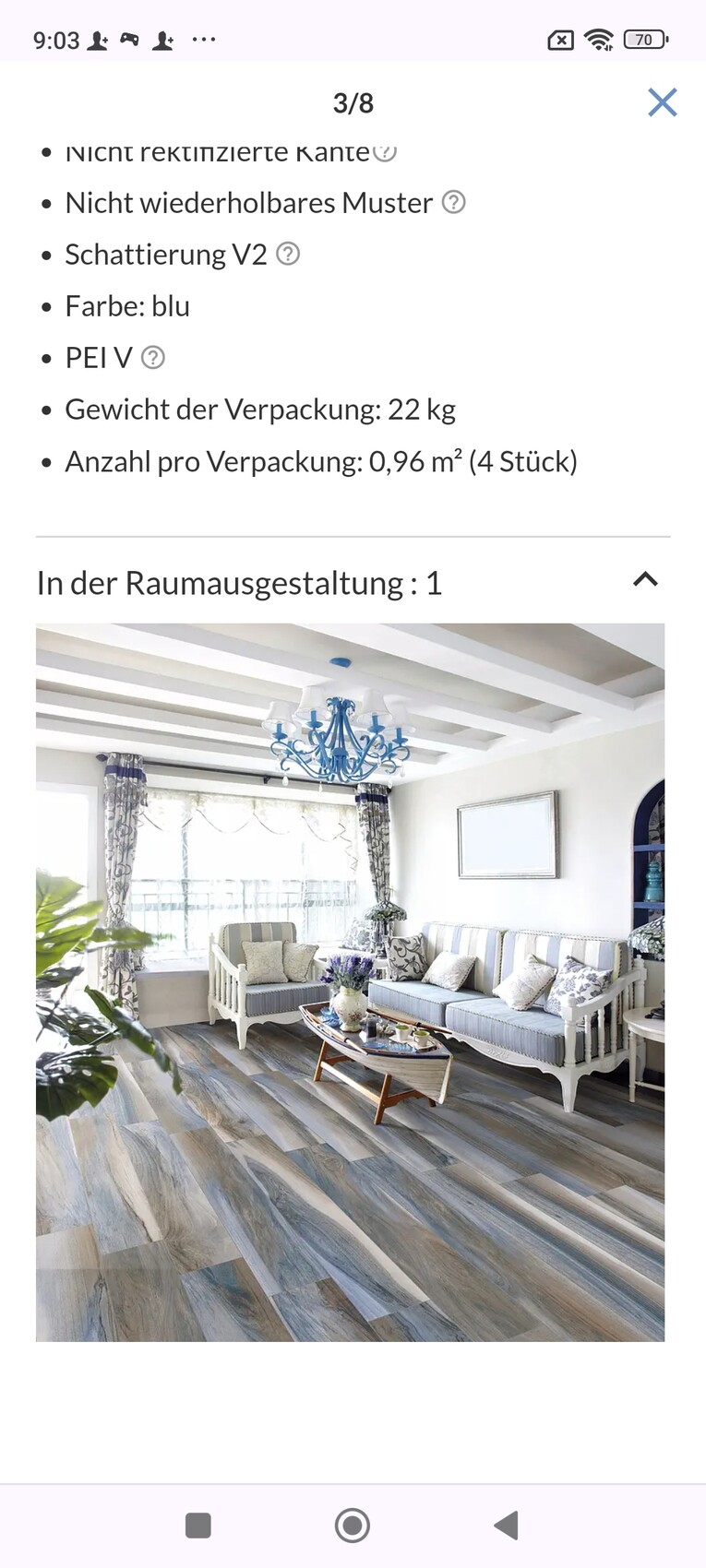 Wohnzimmer mit hellen Sofa-Gruppe, blauer Kronleuchter, Fenster, Holzboden, Vase und Kaffeetisch.