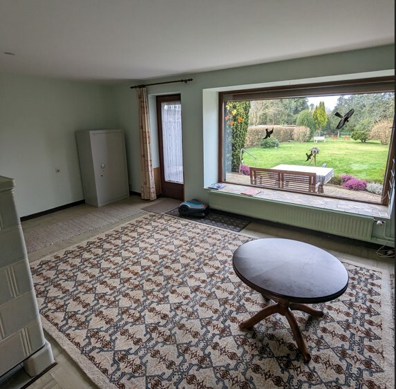 wohnzimmer-mit-grossem-fenster-blick-auf-den-garten.jpg