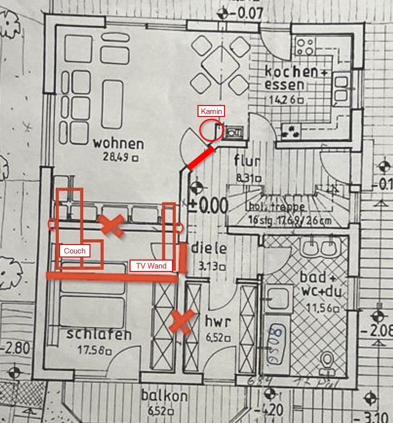 Grundriss eines Apartments mit Couch, TV-Wand und Kamin; Wohnzimmer, Küche, Bad, Balkon.