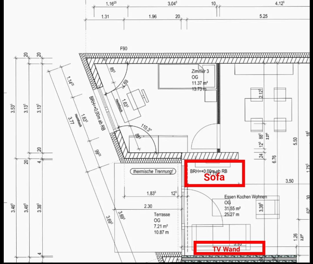 Grundriss eines Wohnbereichs: Sofa und TV-Wand, Essbereich sichtbar.