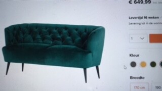 Teal farbiges Samt-Sofa mit Knopfsteppung und schwarzen Füßen im Wohnzimmer