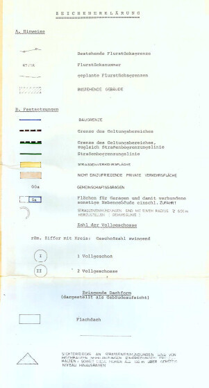Legende mit Linienarten und Symbolen: Flurstücksgrenze, Bauzone, Verkehrsflächen, Gebäude.