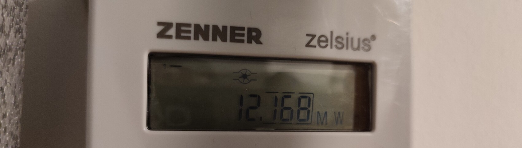Digitaler Zenner-Stromzähler mit Display, zeigt 12.168 MW.
