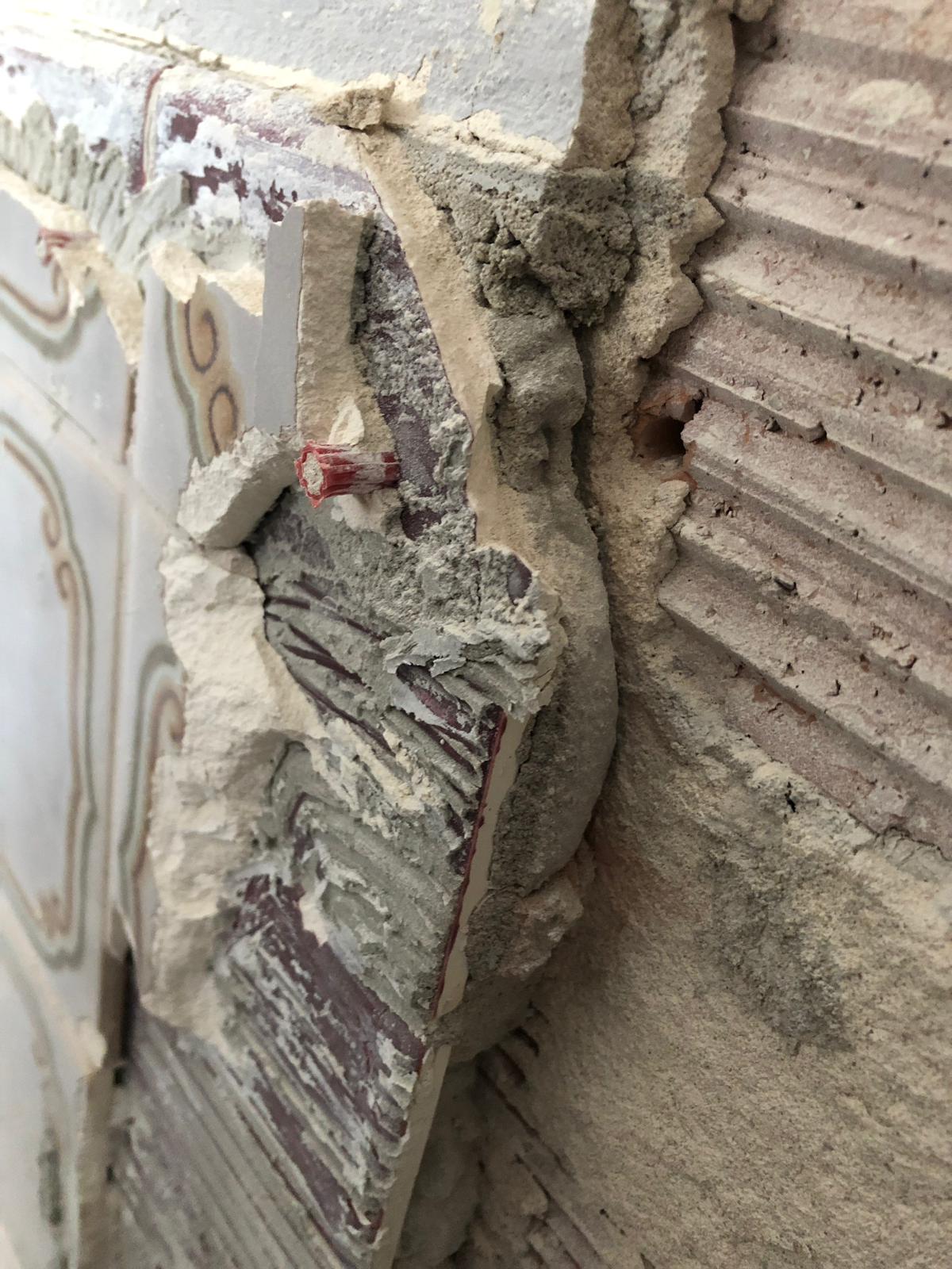 zerbrochene-badezimmerwand-fliesen-putz-und-rohre.jpg