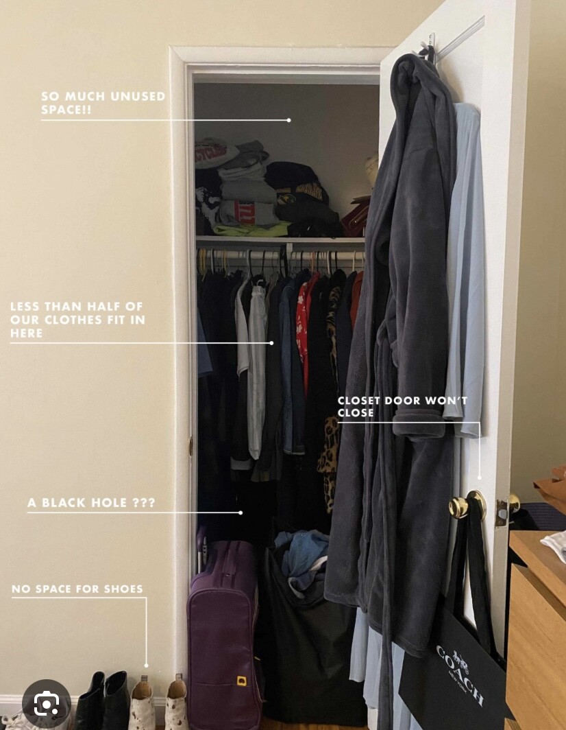 Vollgestellter Kleiderschrank mit offener Tür, Kleidung und Taschen, unordentlich und überfüllt