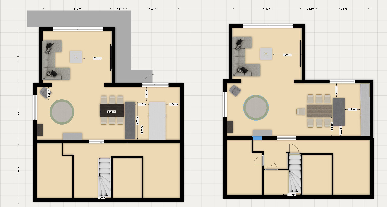 Zwei parallele Grundrisse eines Hauses: Wohnzimmer, Essbereich, Küche, Flure und Treppen.