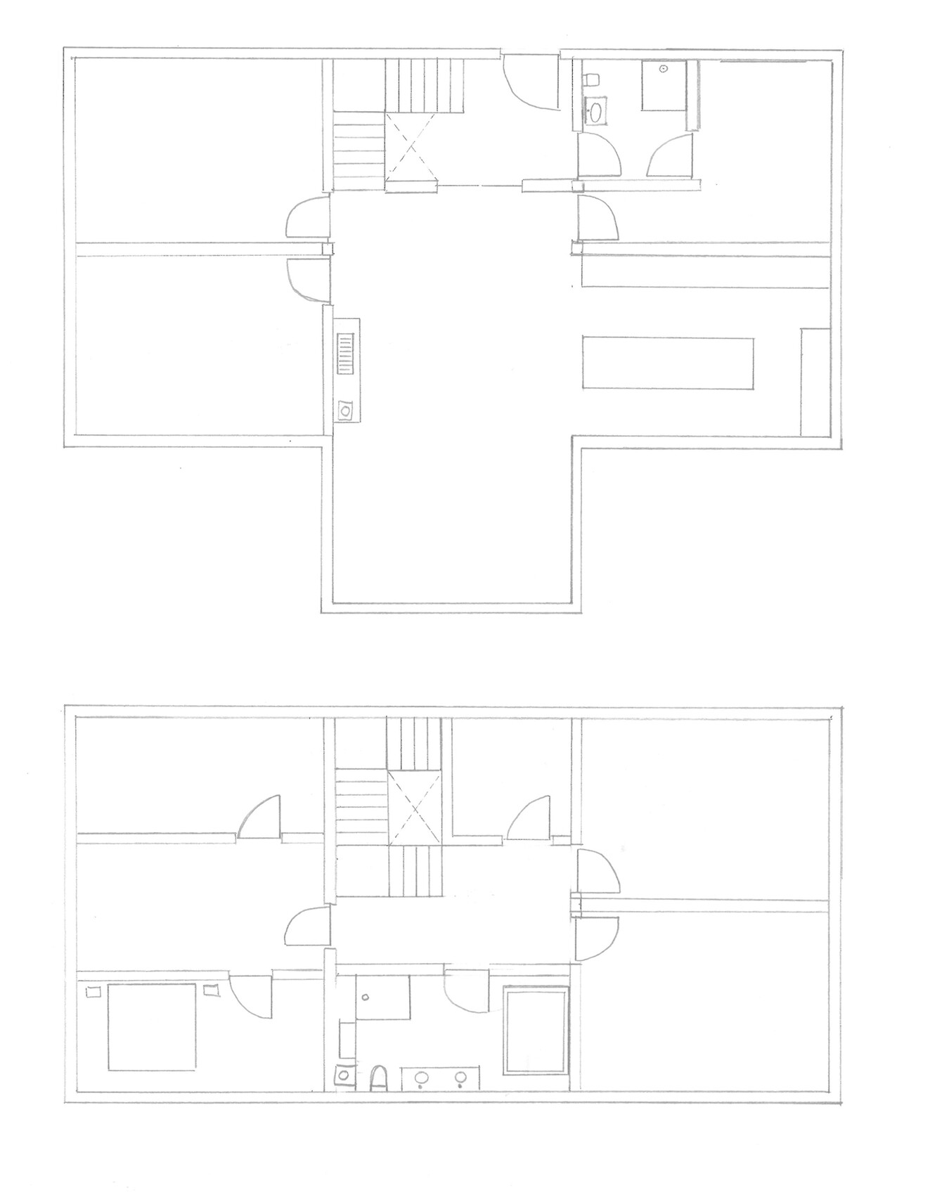Zwei Grundrisse eines Hauses: Ober- und Untergeschoss mit Treppen, Türen und Räumen.