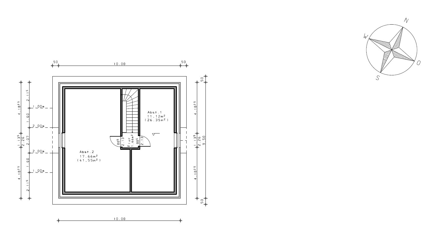 Grundriss eines quadratischen Gebäudeteils mit zentraler Treppe und zwei Räume; Kompassrose.