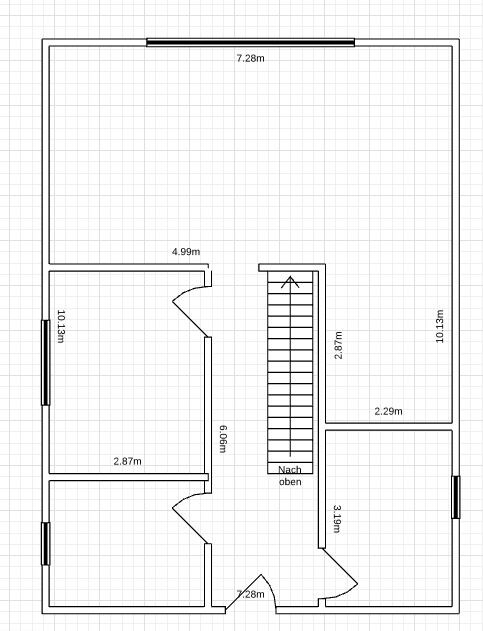 Grundriss eines Gebäudes mit Treppenhaus, Räumen und Maßangaben in Metern.