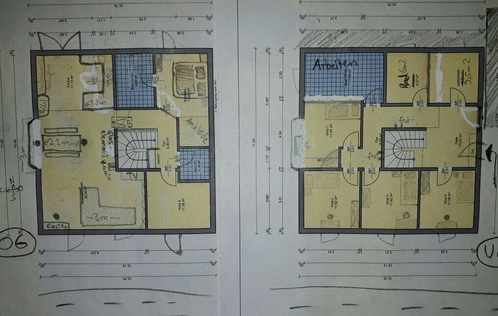 Zwei Grundrisse eines Hauses von oben; gelbe Räume, blaue Badbereiche, zentrale Treppe, Randnotizen.