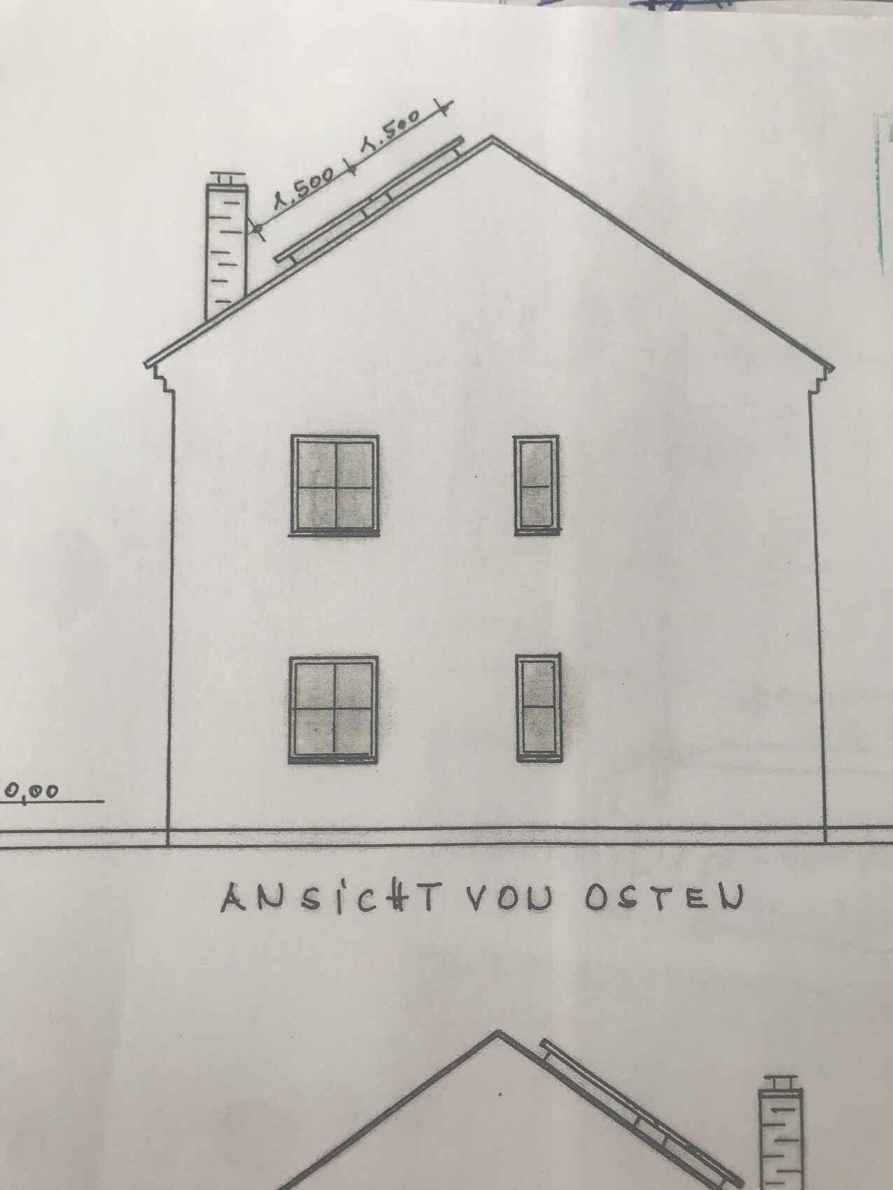 Ansicht von Osten: Zweistöckiges Haus mit Satteldach, Kamin links, vier Fenstern.