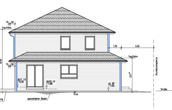 Vorderansicht eines zweistöckigen Hauses mit Satteldach, Fenstern und Türen.