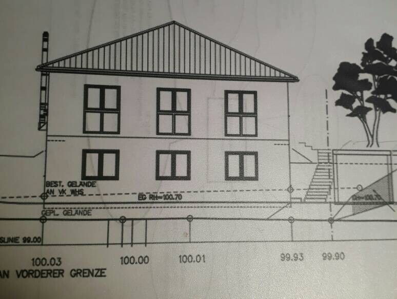 Architektenzeichnung eines zweigeschossigen Hauses mit Satteldach, Fenstern und Treppe