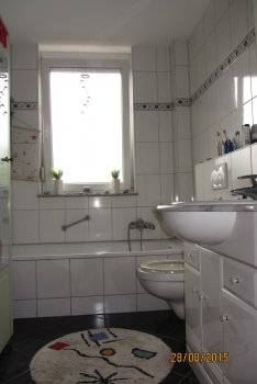 bodengleiche-dusche-mit-fenster-in-der-naehe-108811-1.jpg