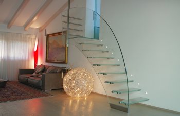 farbgestaltung-der-treppe-im-wohnraum-materialwahl-447444-1.jpg