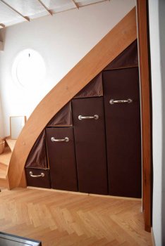 farbgestaltung-der-treppe-im-wohnraum-materialwahl-447628-2.jpg