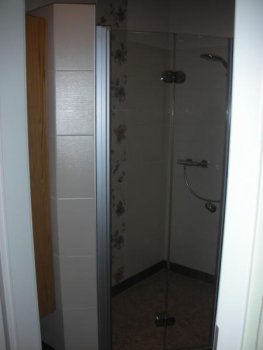 bodengleiche-dusche-mit-fenster-in-der-naehe-105425-3.jpg