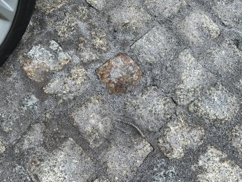 granitpflaster-mit-brechsand-verfugt-steine-locker-625469-1.jpeg