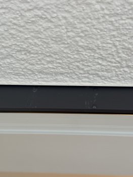 wasser-laeuft-an-aussenseite-des-haustuerblattes-entlang-648572-3.jpeg