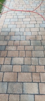 rueckstaende-verfaerbung-pflaster-nach-epoxidharz-pflasterfugenmoertel-663020-1.jpg