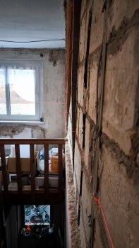 schraeger-holzbalken-in-der-wand-verbaut-686248-1.jpg