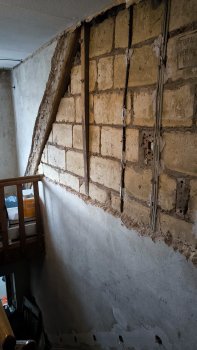 schraeger-holzbalken-in-der-wand-verbaut-686248-2.jpg